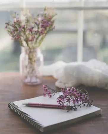 masanın üzerinde duran bir defter görüntüsü